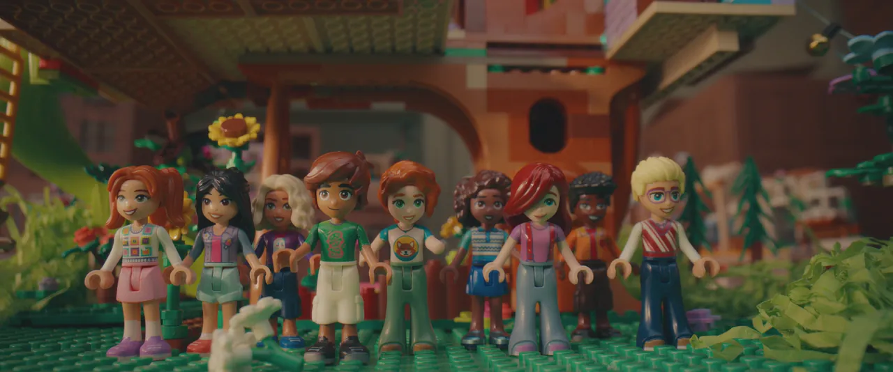 Minifiguras de LEGO Friends juntas en una escena de Heartlake City construida con piezas