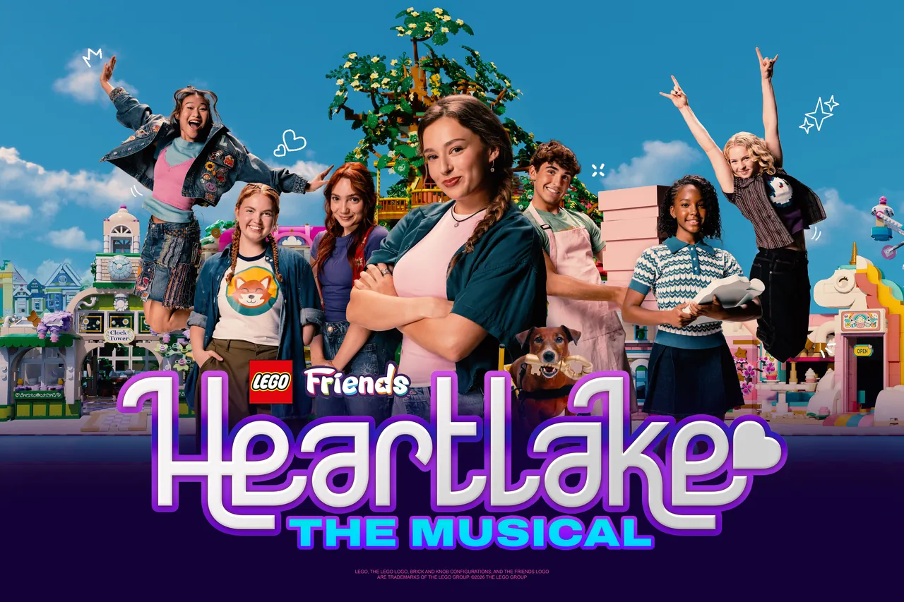 Cartel de LEGO Friends: Heartlake The Musical con el joven reparto delante de Heartlake City