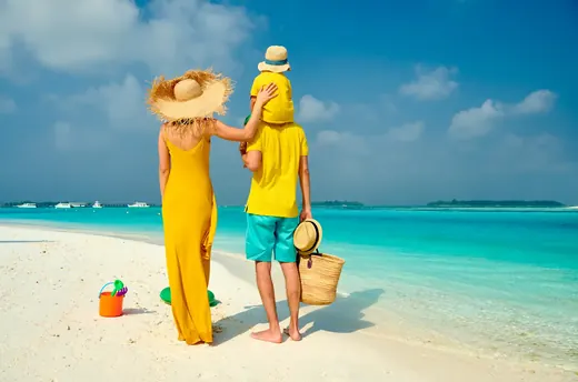 Familia con un niño pequeño en una playa mediterránea