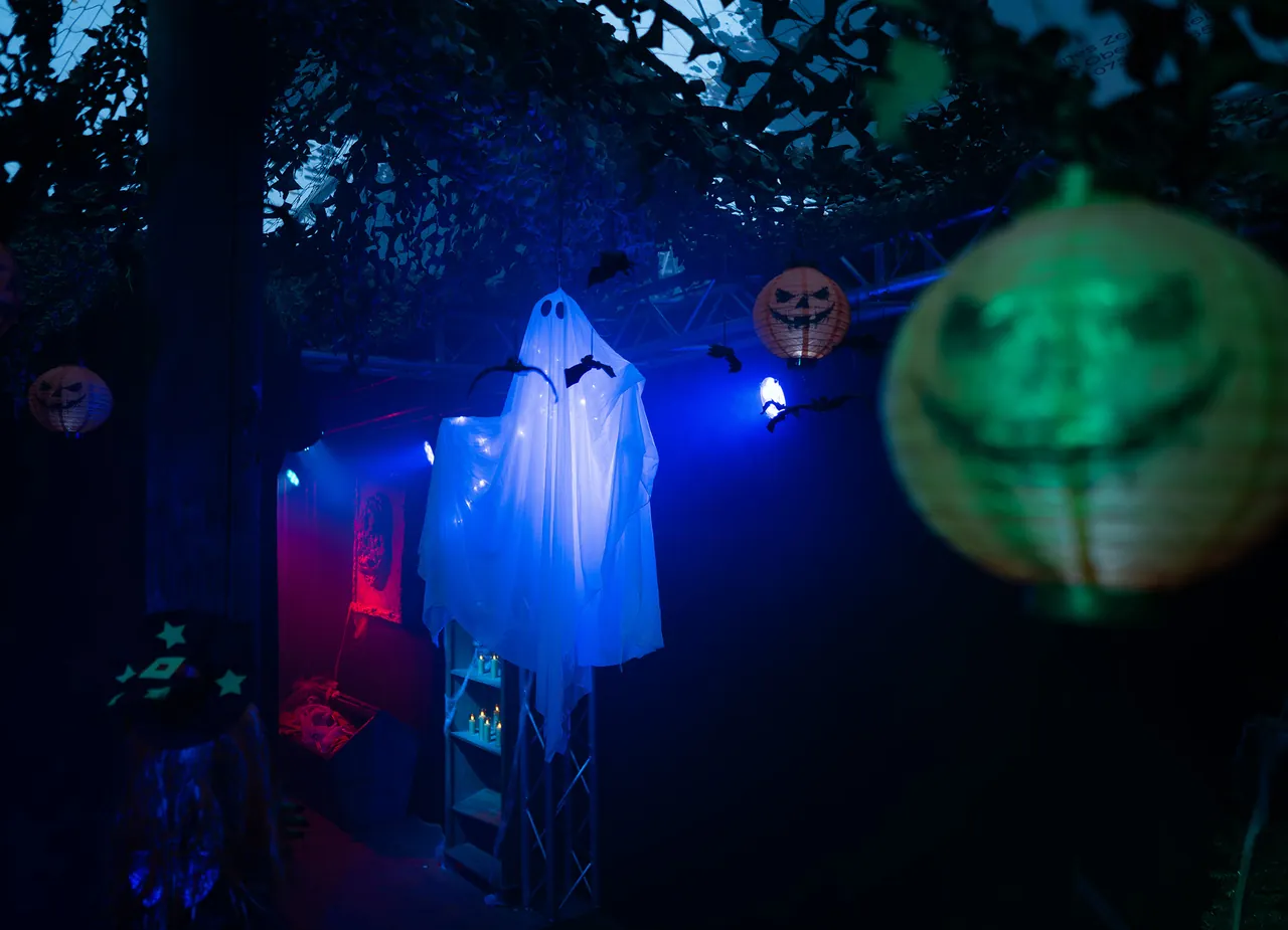 Figura de fantasma y farolillos iluminados en la casa de Halloween de Ravensburger Spieleland